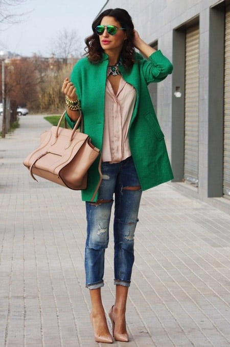Девушка в жэинсах и зеленом пальто